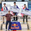 2022-Red-Bull-Paper-Wings世界紙飛機大賽台灣決賽三位冠軍與頒獎嘉賓-Red-Bull電競選手石油王合照（由左至右）飛久冠軍彭楷宸、飛遠冠軍沈立謙、花式冠軍馬成發.