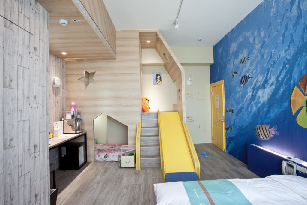 「風自然親子時尚旅宿」親子房型規劃許多可愛的遊樂設施，讓孩子在房間裡待上一整天也不無聊。(圖片由Booking.com提供)