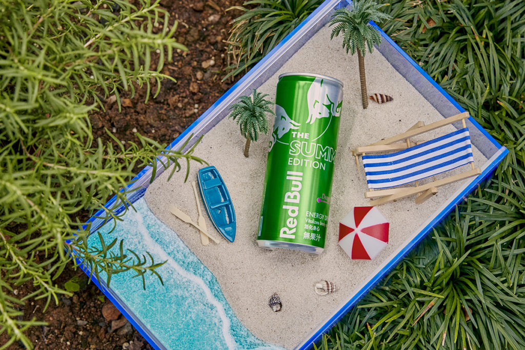 Red Bull Summer Edition火龍果風味罐身換上夏日繽紛綠，更擁有豐富的層次口感