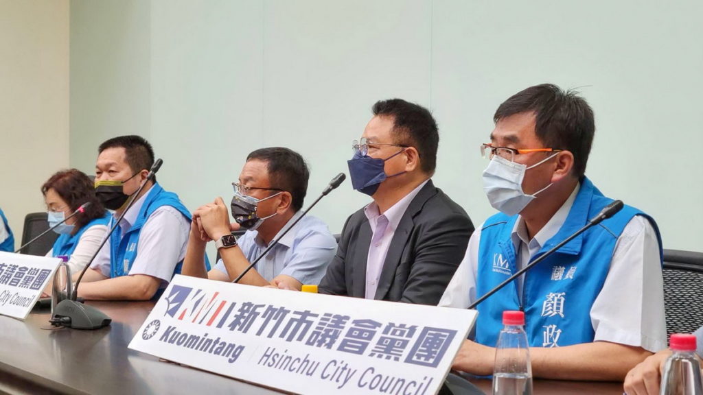 圖為今天新竹議會黨團記者會現場，（右二）為新竹市長參選人林耕仁。（圖：議會提供）