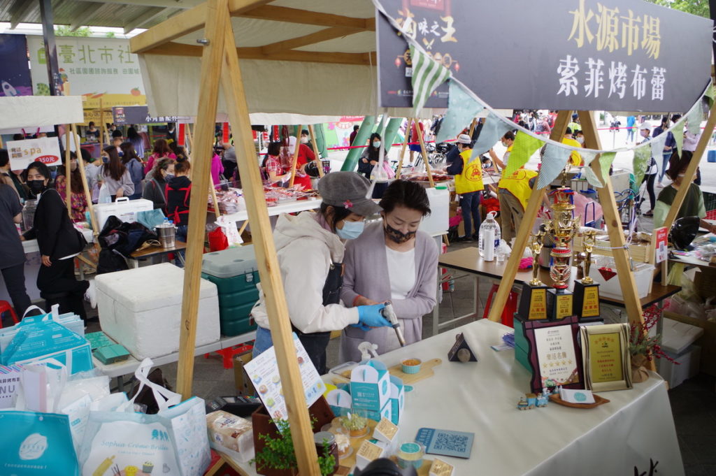 臺北市副市長黃珊珊親臨所有攤位,鼓勵攤商持續推出優質產品