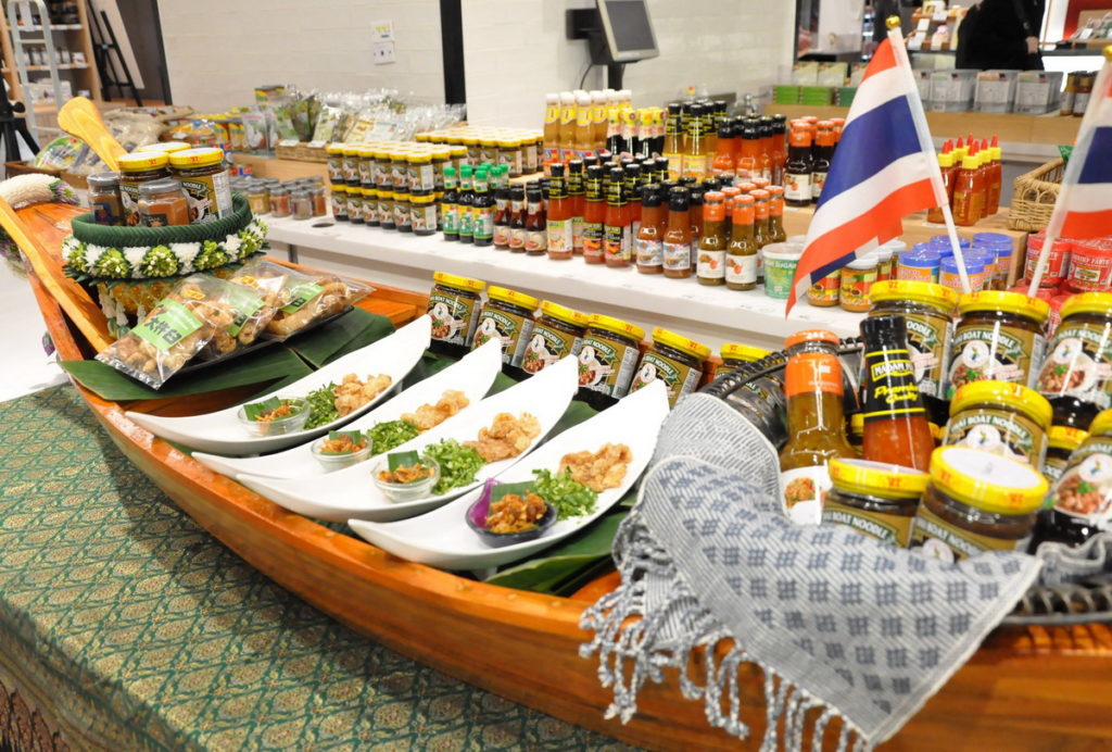 泰國船麵流行風吹進台灣，今年微風超市首度引進船麵醬系列商品，並舉辦實演活動推廣