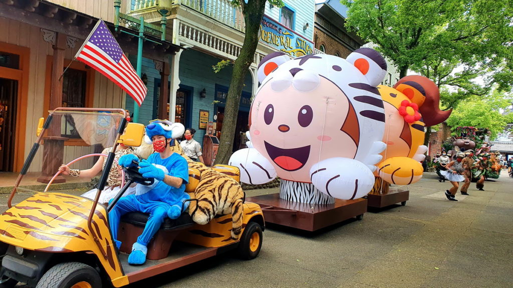 「全台最虎鬧-動物大遊行」，3米巨型吉祥物哈比、哈妮氣球首度亮相。圖 六福村提供