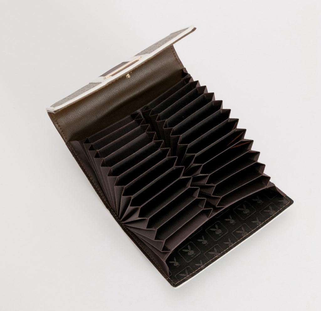 「可可拿鐵 多層卡片夾」擁有24格的風琴式內夾層。