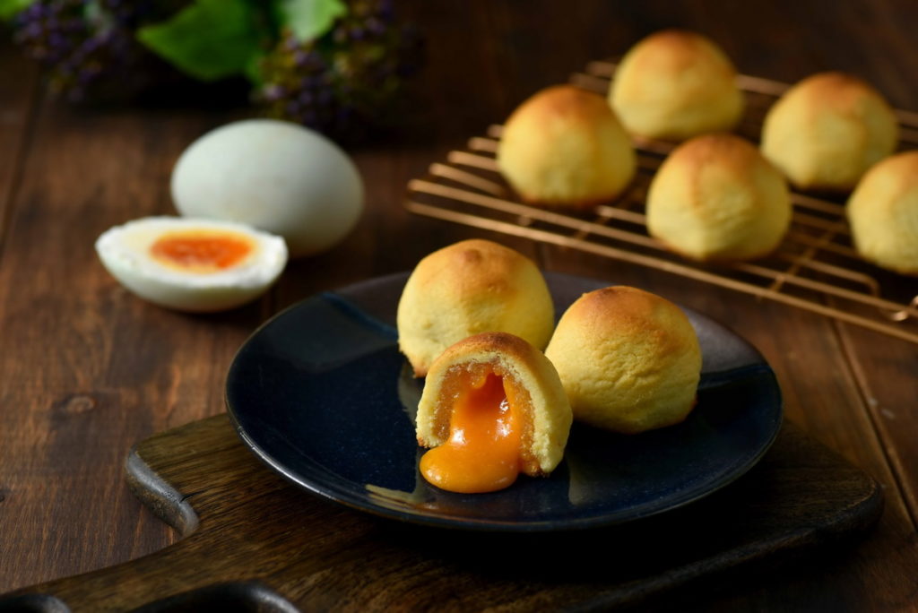 三統漢菓子將傳統鳳凰酥改良為爆漿鹹蛋黃流心鳳凰酥，口感更綿密。