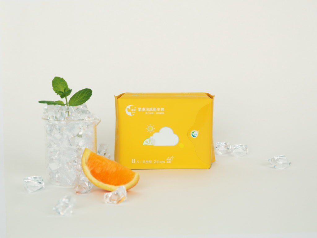 檸橙派對以橘黃漸層色設計調防潑水鋁箔包裝，成為女孩們生理期的療癒小物。圖片來源：愛康涼感衛生棉