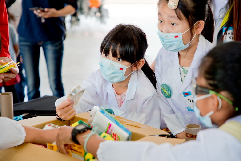 022「點亮偏鄉智多星」開拔至屏東丹林部落，由3M志工陪伴孩子們一起在科學實驗中邊玩邊學，幫助他們開拓視野提升知識力進而看見希望。