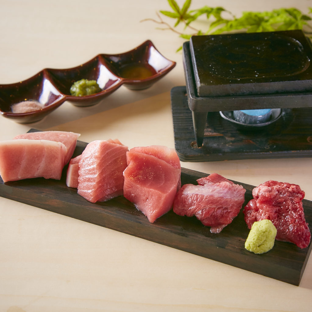 這道鮪魚經典部位組合而成的「TORAEMON套餐」，店家提供熱好的鐵盤，讓顧客親自動手炙燒鮪魚肉，添增不同的味覺享受。（圖片來源： ©TBI CO., LTD）