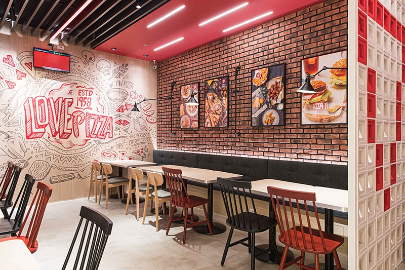 Pizza Hut EXPRESS板橋車站店提供多樣化又快速的美食，內用座位區的貼心設計，讓上班族、學生族能善用空檔時間享用熱騰騰的必勝客美味！