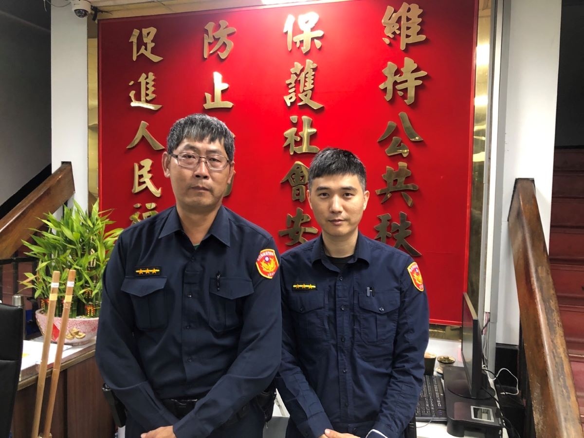 內湖派出所警員李全福(左)、康元傑(右)