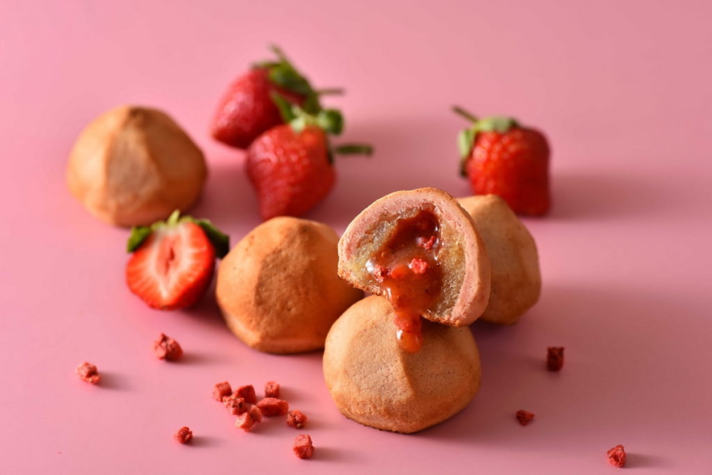 季節限定的草莓流心酥口味酸甜，嚴選台灣在地農產品大湖草莓、台農3號土鳳梨調製出獨門內餡。