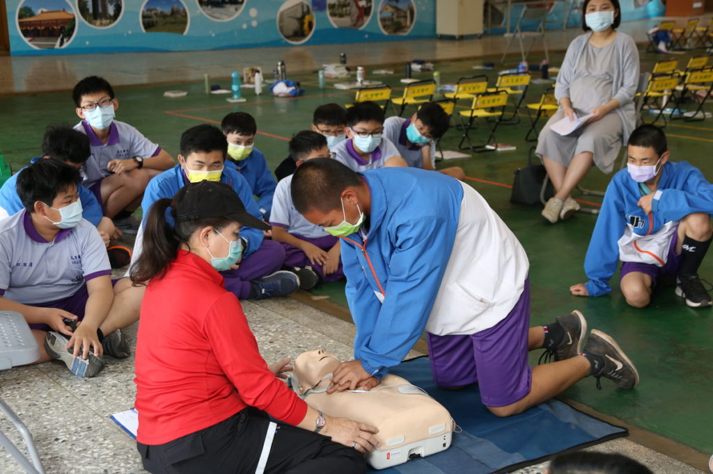 學生專心練習CPR與AED 