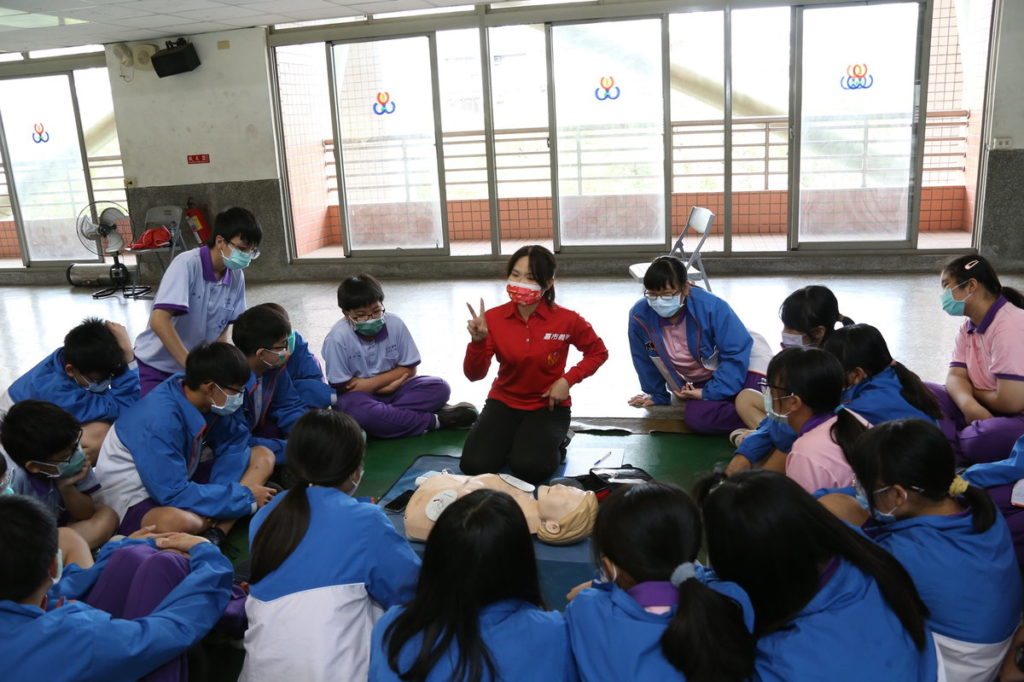 學生專心練習CPR與AED