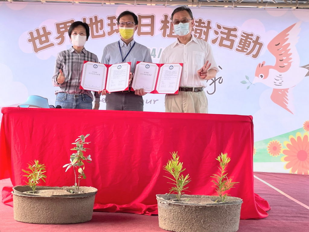 慈心基金會執行長蘇慕容（中）與澎湖縣長賴峰偉（右）簽約合作種樹造林