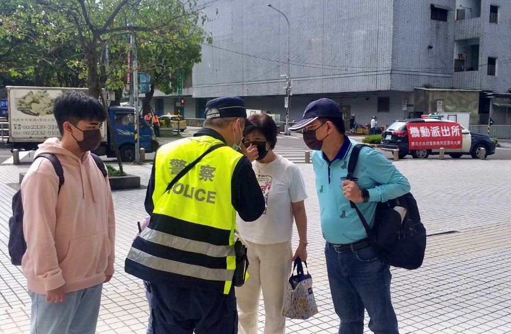 臺北市保安警察大隊呼籲民眾務必遵守現行防疫規定，並鼓勵民眾於手機下載使用「臺灣社交距離APP」，共同嚴守社區防線。