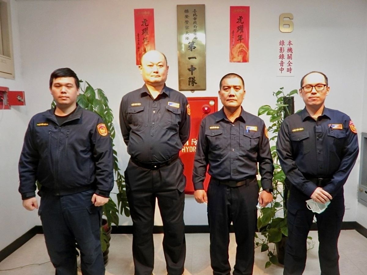 臺北市保安警察大隊第一中隊警員簡榮甫、洪世杰、小隊長林逢源、警員黃鴻裕等四人(由左至右)。
