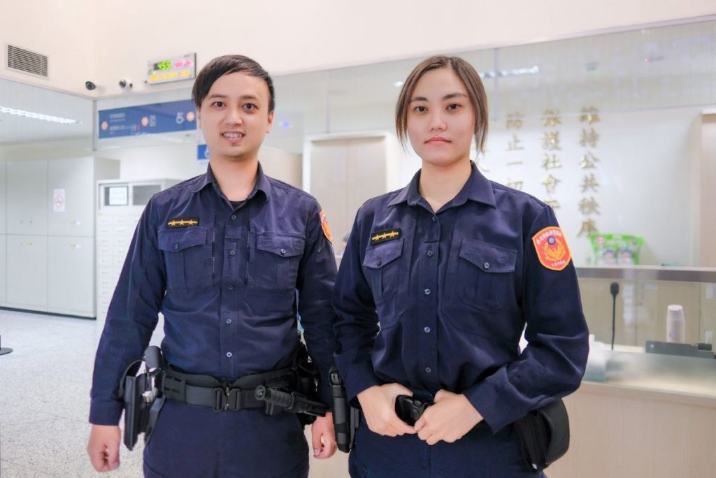 警員：陳昭男(左)、警員：蔡依妏(右)