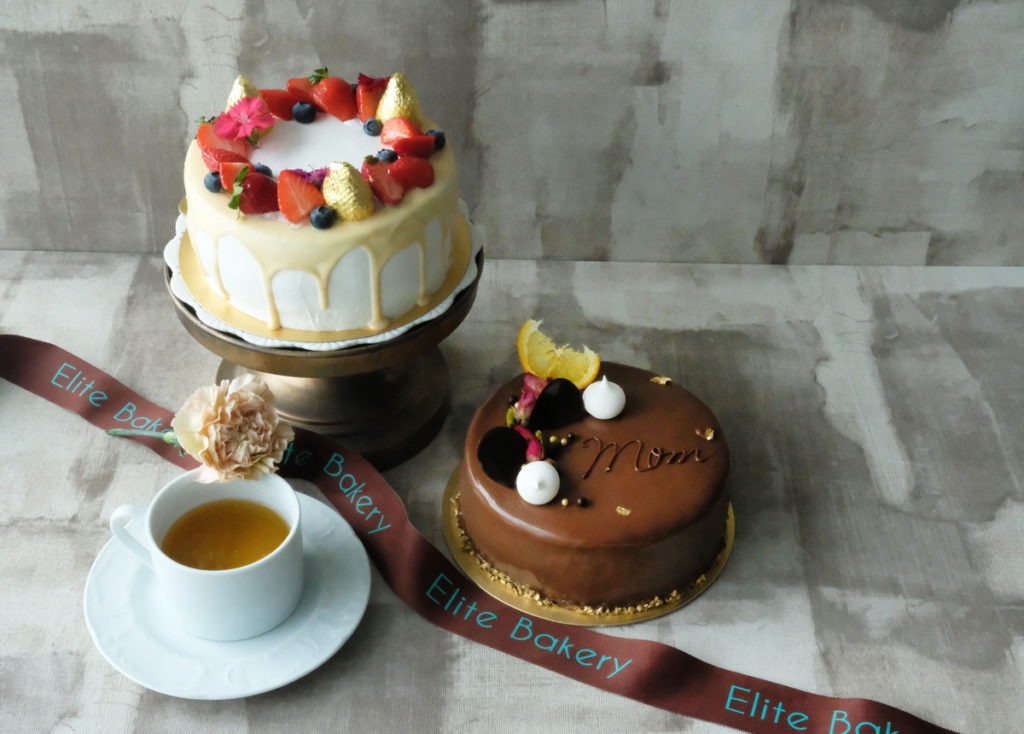 門市限定款【mī-tê麵茶圓蛋糕】(圖左)，兼具復古及創新，還有獲獎肯定的【經典黑櫻桃巧克力蛋糕】(圖右)，代表給母親的愛。(圖／六福旅遊集團提供)