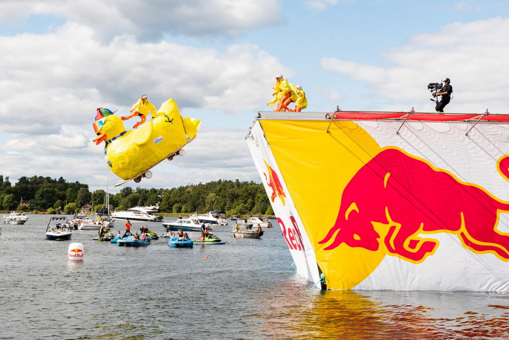 黃色小鴨落水不稀奇！2022台灣Red Bull 飛行日徵招全台狂人發揮創意，打造台灣特色飛機。（圖為2021瑞典Red Bull飛行日參賽隊伍）