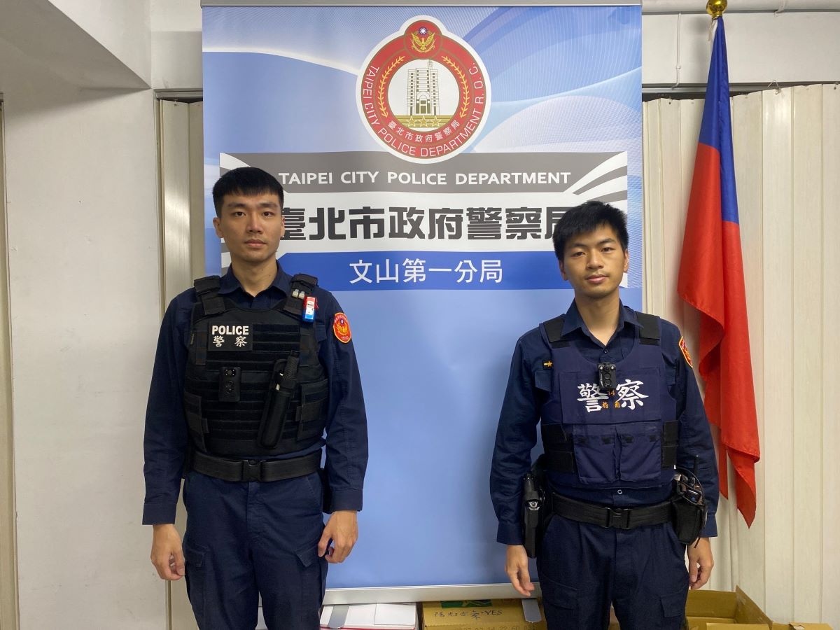 （左）警員徐駿霖、（右）警員鄭宇