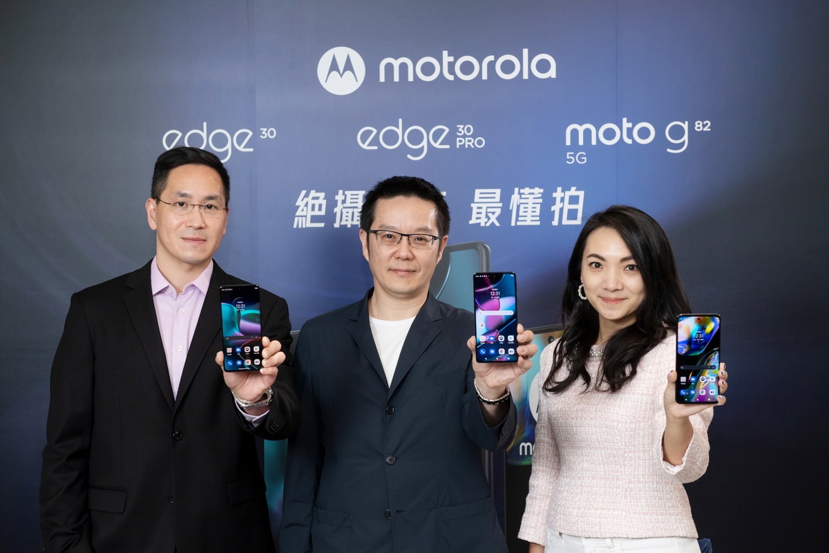 Motorola不斷突破手機極限，為使用者帶來不設限的精采。左起：Motorola亞太區產品總監張宗翰、Motorola中亞太區智慧型裝備總經理田曉坤、 Motorola 智慧型手機業務協理邰瀅潔
