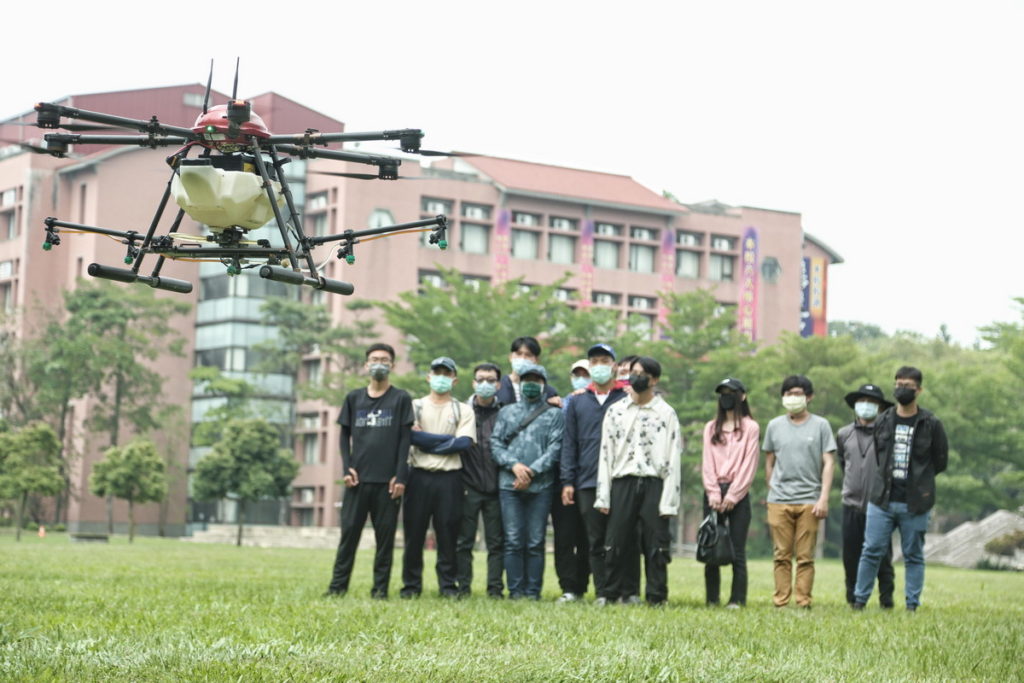 南華大學辦理「無人機多元應用暨專業飛手培訓班」，學員與講師一同合影。