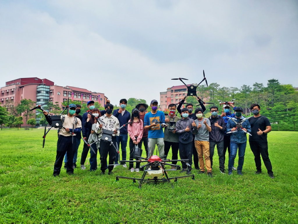 南華大學辦理「無人機多元應用暨專業飛手培訓班」，學員與講師一同合影。