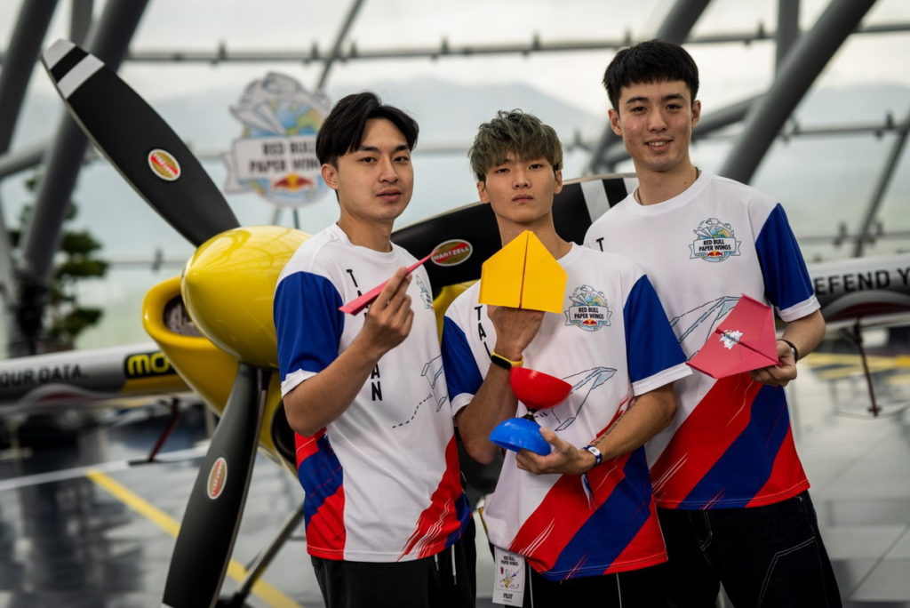 2022 Red Bull Paper Wings世界紙飛機大賽台灣決賽於日前決選出三位冠軍——飛遠項目沈立謙、花式項目馬成發及飛久項目彭楷宸（由左至右），代表台灣出戰奧地利決賽