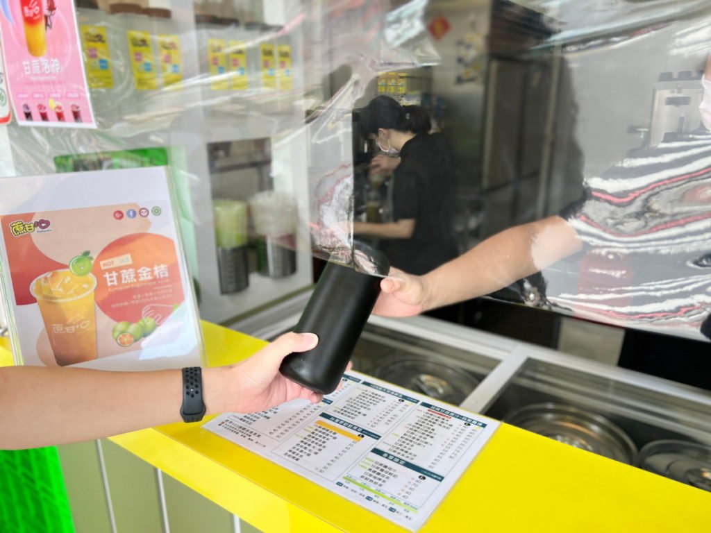 自7月1日起，嘉義市民買飲料自備與未自備價差至少5元