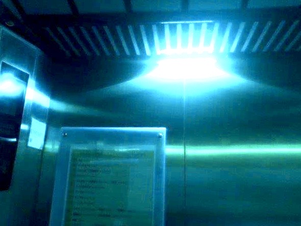 保大警DIY電梯內加裝「紫外線殺菌燈」，在閒置狀態時會自動開啟燈源進行清消。