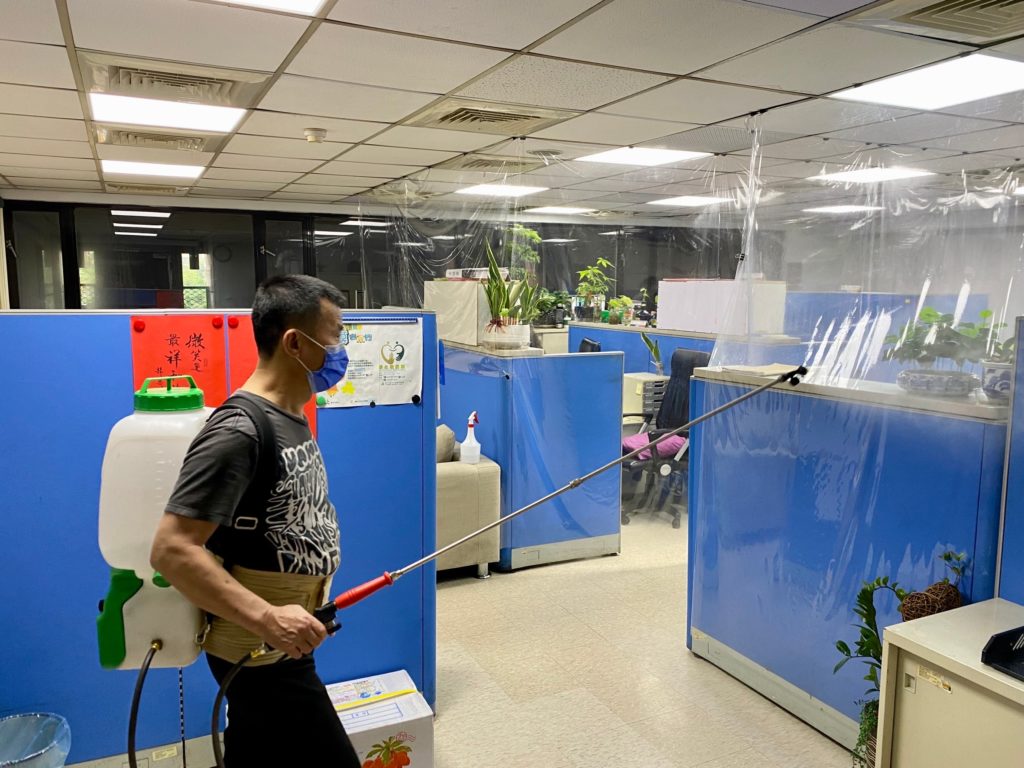 臺北市保安警察大隊每日在各樓層辦公室及公共場所，進行環境噴灑清消工作。