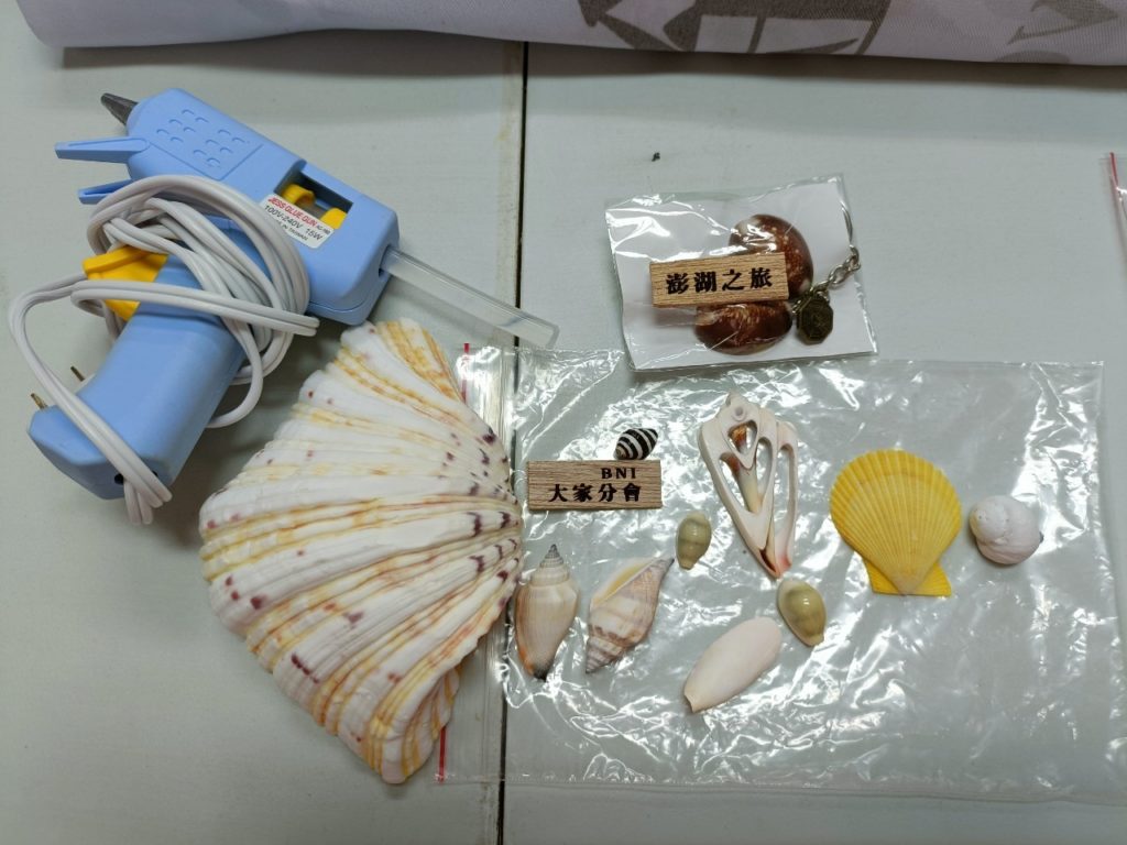  貝殼藝術手作DIY課程，非常受到觀光客的喜愛，還可以客製化自己公司名稱或自己名字(相片提供:BNI大家分會) 