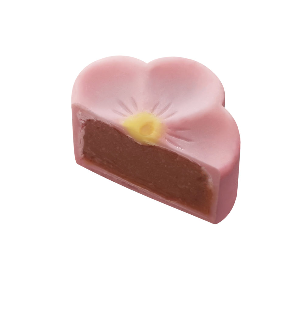 LOVE GODIVA限定，櫻花造型草莓白巧克力 NT$100 (剖面)