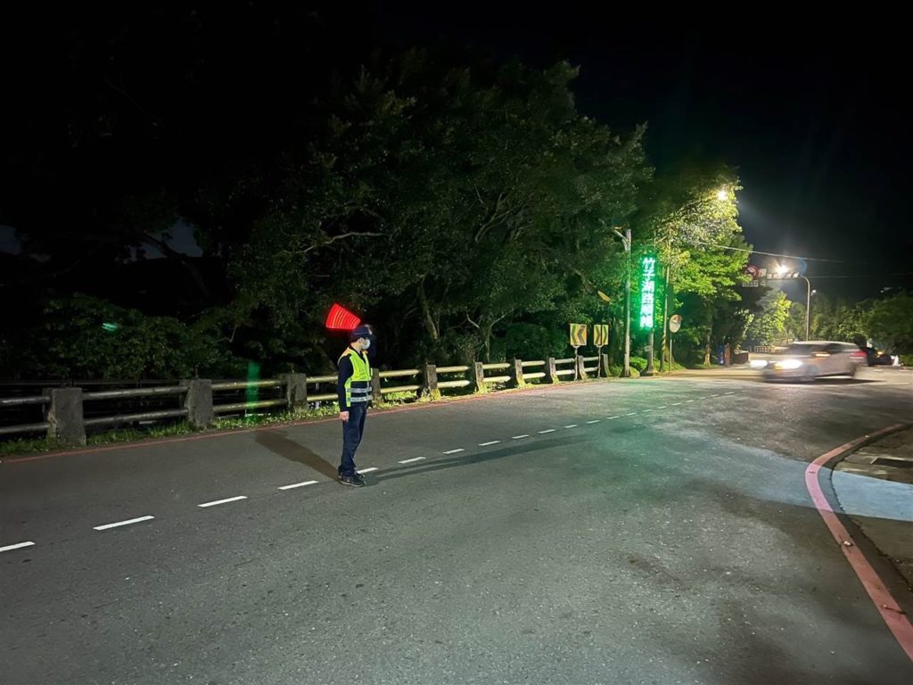 圖：陽金公路(竹子湖觀景台旁)員警交通疏導