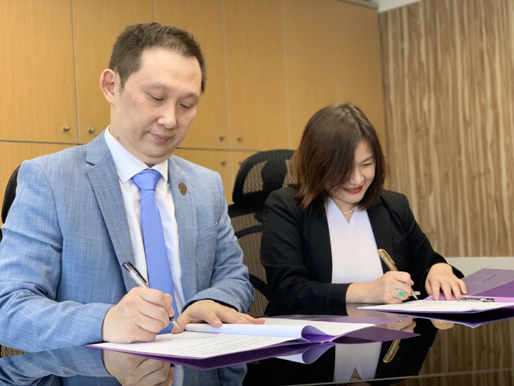諾薩克投資管理顧問公司創辦人 王雍方(左)與穀神星資本 創辦人 陳儀雪(右)簽署戰略合作協議(圖片:諾薩克)