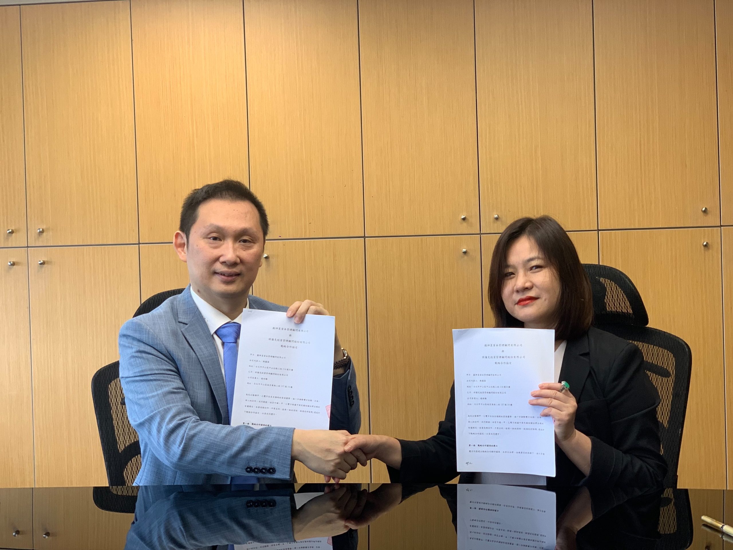 諾薩克投資管理顧問公司創辦人 王雍方(左)與穀神星資本 創辦人 陳儀雪(右)簽署戰略合作協議(圖片:諾薩克)