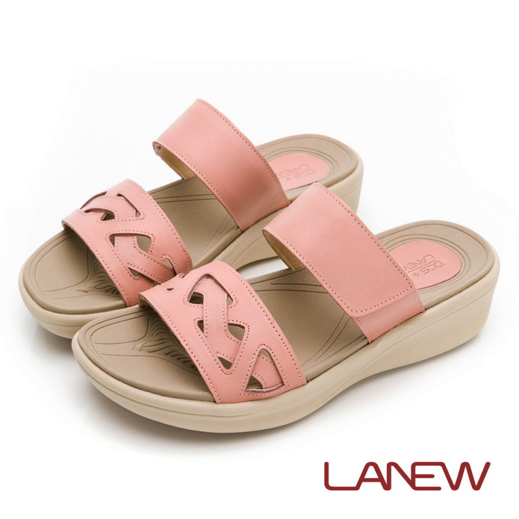  LA NEW FUN鬆涼拖鞋再升級，專利控油水防滑結構，行走時愜意安心。〉-產品圖(Fun鬆系列拖鞋款-粉色