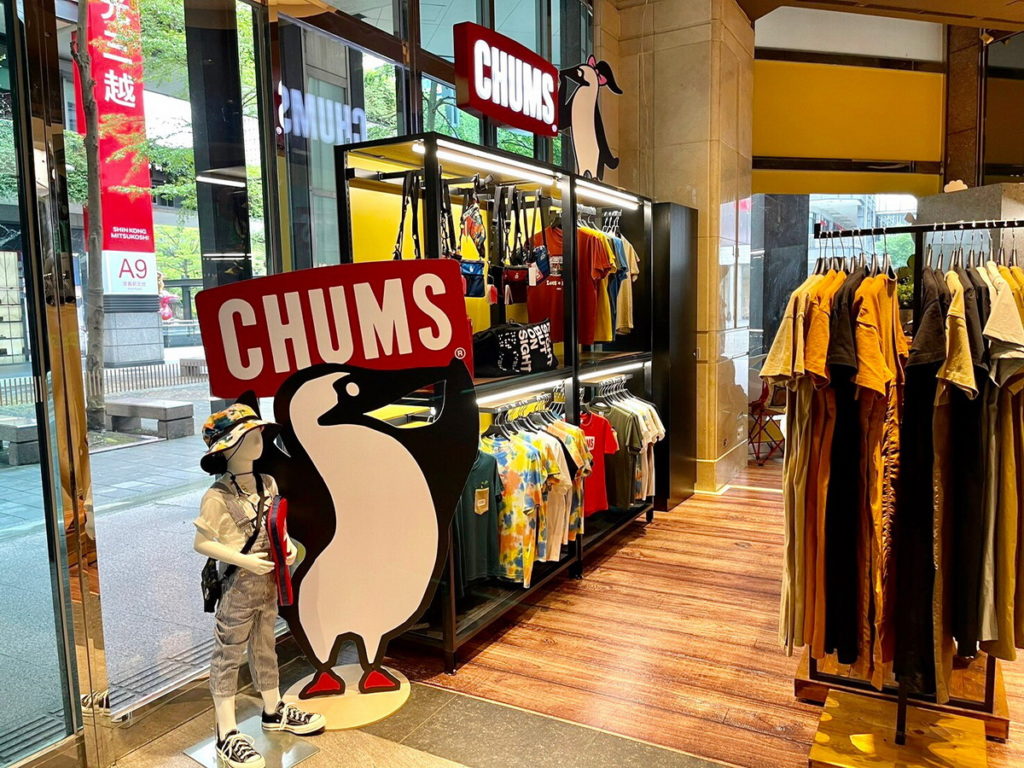 《CHUMS快閃店》即日起快閃信義區新光三越A11，經典品牌色系結合木質店裝設計更顯夏日風情！