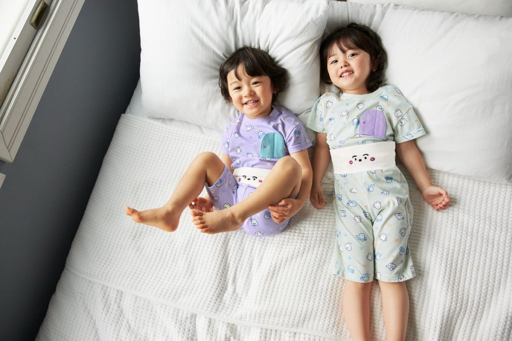 「每晚睡香香睡衣」將可愛的「噗咻噗咻」圖案藏在上衣的翻摺設計中，鼓勵父母在換衣服時或睡前與小寶貝交流；褲子則加入包裹腹部的設計，讓寶貝能穿得舒適、睡得安心。