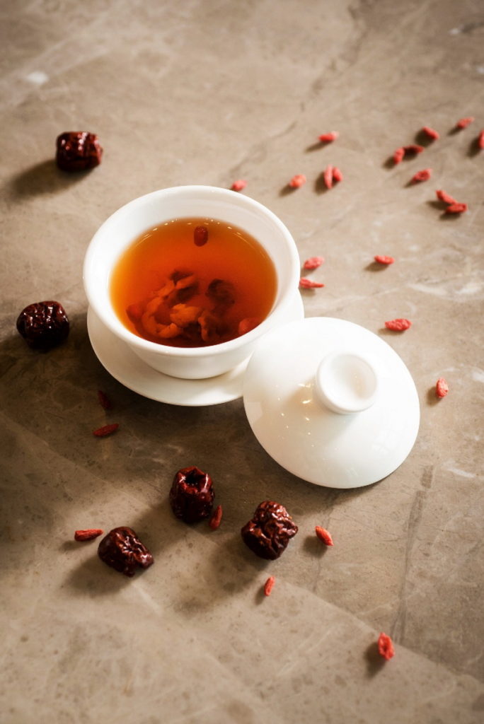 「紅玉娘娘」是少數的熱調酒，白蘭地跟紅玉紅茶融合，再搭配桂圓紅棗的自然香甜，喝上一杯暖身又好眠。(圖／六福旅遊集團提供)