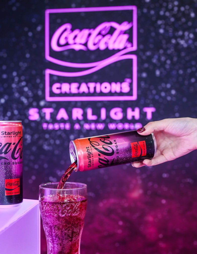 「Coca-Cola Creations」首次推出以太空為靈感的限定產品「可口可樂」星河漫步，外包裝設計以星光及銀河為主題，採用夢幻漸層紫紅色、星星點綴，打造出星空宇宙感 (可口可樂公司提供