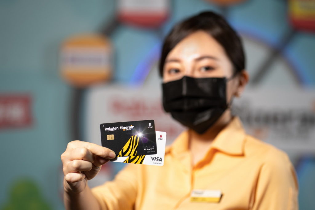 「樂虎卡」推出黑白兩款卡面供卡友選擇，讓旅客樂遊台灣，更要暢遊日本！