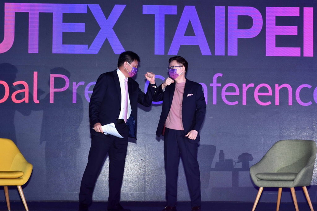外貿協會董事長黃志芳與台北市電腦公會理事長彭双浪出席 COMPUTEX 全球記者會，以「全球科技產業的數位韌性」為題進行座談會。