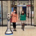 台北六福萬怡酒店導入清消、送餐、接待智能機器人，將勞動性工作將由機器人代勞，以強化服務力。(圖／六福旅遊集團)