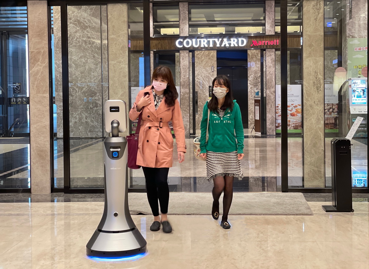 台北六福萬怡酒店導入清消、送餐、接待智能機器人，將勞動性工作將由機器人代勞，以強化服務力。(圖／六福旅遊集團)