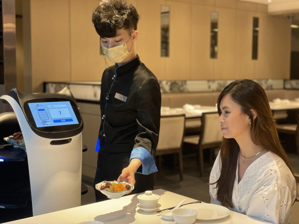 台北六福萬怡酒店導入送餐機器人負責餐點輸送，讓服務人員能更有時間跟客戶互動、說菜，增進感情。(圖／六福旅遊集團)