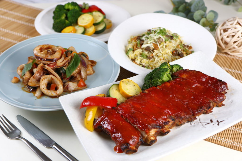 台北老爺全新西式「多人分享餐」共兩款新發售，每份1,680元，內容包含兩份異國料理、主菜、主食及湯品各一份。