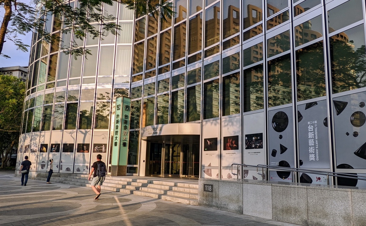 台新金控大樓圓弧外牆展示第20屆台新藝術獎入圍品