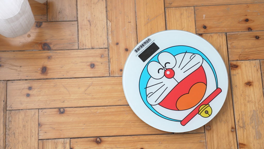 哆啦A夢大臉設計的「體重計」，造型吸睛又實用