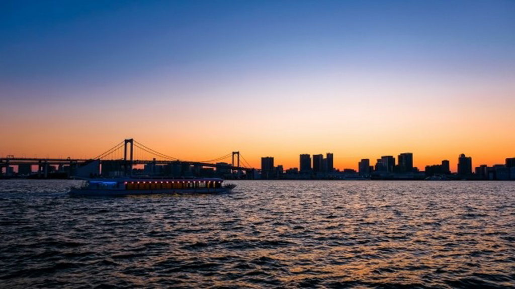 夕陽西下的東京灣彩虹大橋，格外迷人。（圖片來源：ⒸTCVB）